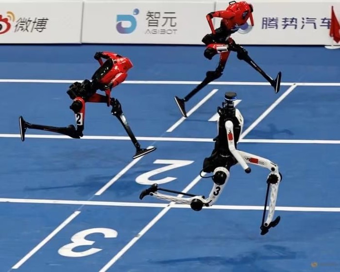Robot humanoid China lari 100 meter pecahkan rekor Usain Bolt.