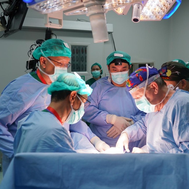 Foto: Detik-detik Tim Dokter RSAB Harkit Operasi Janin dalam Kandungan, Pertama di RI