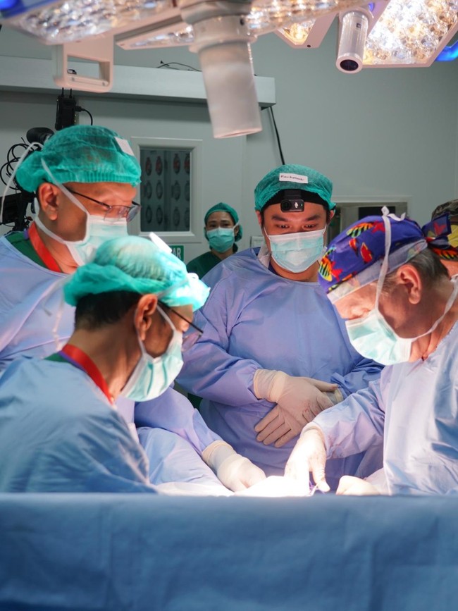 Foto: Detik-detik Tim Dokter RSAB Harkit Operasi Janin dalam Kandungan, Pertama di RI