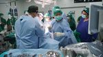 Foto: Detik-detik Tim Dokter RSAB Harkit Operasi Janin dalam Kandungan, Pertama di RI