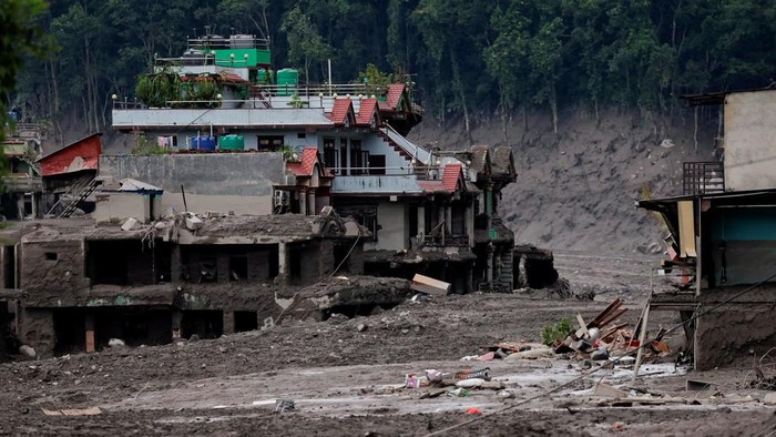 Rumah dan bangunan hancur diterjang banjir bandang di Nepal (REUTERS/Navesh Chitrakar)