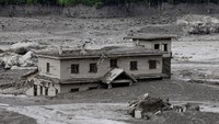 Bencana tersebut juga merusak infrastruktur di sejumlah wilayah yang dilalui aliran banjir. REUTERS/Navesh Chitrakar