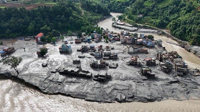Rumah dan Bangunan Hancur Diterjang Banjir Nepal (Foto: REUTERS/Navesh Chitrakar)