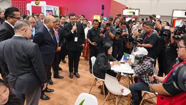 Salah satu pengunjung membeli rumah di Danantara Housing Expo 2026 Salah satu pengunjung membeli rumah di Danantara Housing Expo 2026