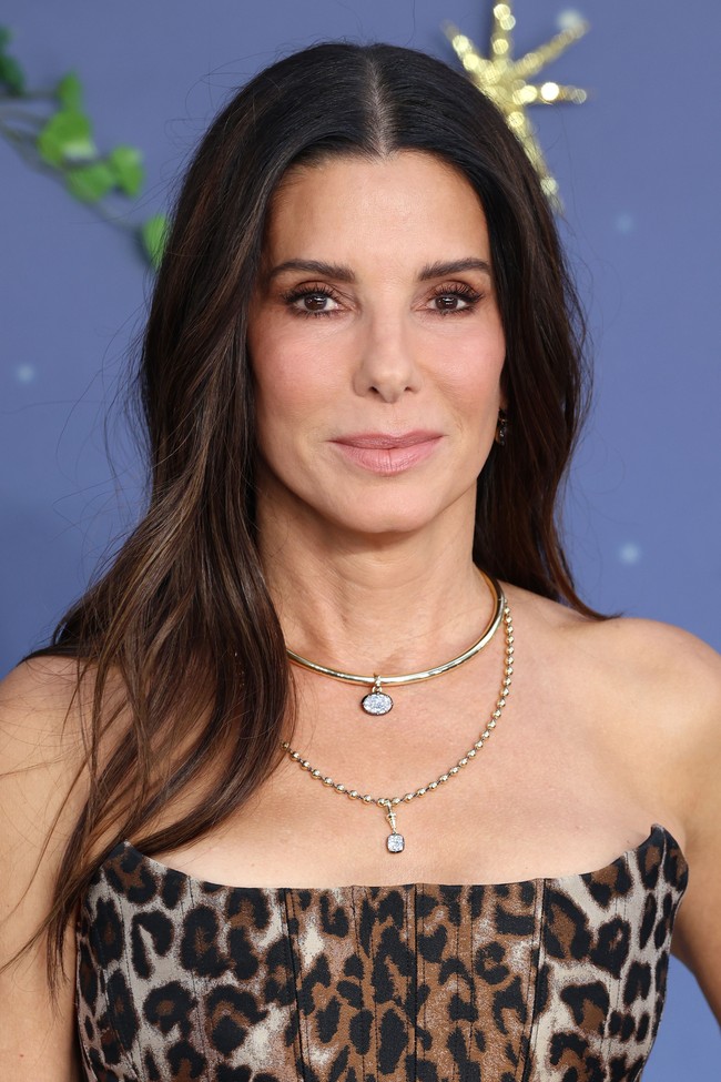 Penampilannya dilengkapi kalung berlapis dari Jessica McCormack serta anting-anting berdesain minimalis. Foto: Getty Images/Lia Toby