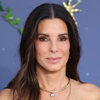 Penampilannya dilengkapi kalung berlapis dari Jessica McCormack serta anting-anting berdesain minimalis. Foto: Getty Images/Lia Toby