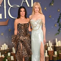 Sandra terlihat berpose dengan lawan mainnya, Nicole Kidman, yang tampil lebih ethereal dalam balutan gaun custom Chanel warna putih metalik. Foto: Getty Images for Warner Bros./Jeff Spicer