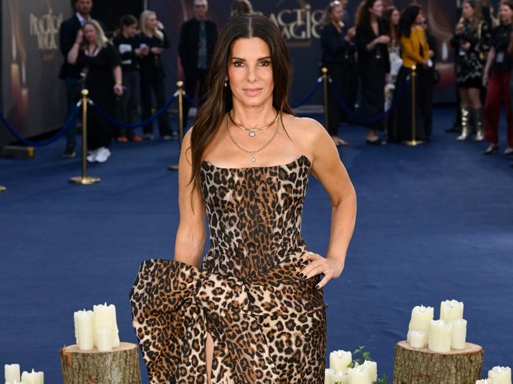 5 Gaya Wild Sandra Bullock Pakai Gaun Leopard di Premiere Practical Magic 2
