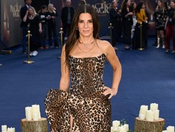 5 Gaya Wild Sandra Bullock Pakai Gaun Leopard di Premiere Practical Magic 2