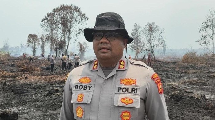 Satgas Karhutla Kerahkan Alat Berat Sekat Karhutla di Rimbo Panjang Kampar, Kamis (27/8/2026).