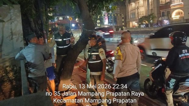 Satpol PP menertibkan manusia gerobak dan pengemis viral di medsos gara-gara memenuhi kawasan Jalan Mampang Prapatan (dok Satpol PP DKI)