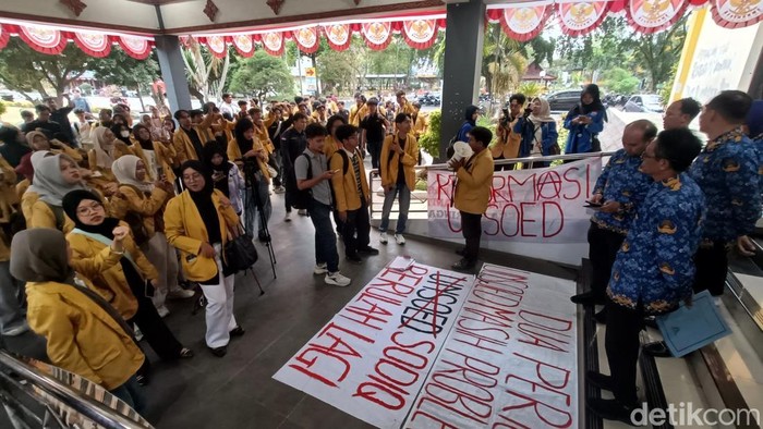 Sejumlah mahasiswa Unsoed Purwokerto kembali menggelar aksi di halaman Gedung Rektorat kampus setempat, Kamis (27/8/2026).