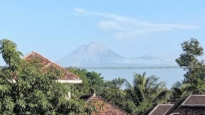 Semeru kembali meluncurkan lava pijar sebanyak tiga kali pada Kamis (27/8/2026) dini hari