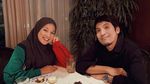 Asyiknya Desta Makan Sushi hingga Nongkrong Santai Bareng Ariel NOAH