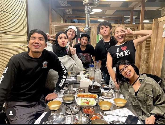 Serunya Desta Makan Sushi di Restoran hingga Kulineran bareng Teman