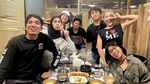 Asyiknya Desta Makan Sushi hingga Nongkrong Santai Bareng Ariel NOAH