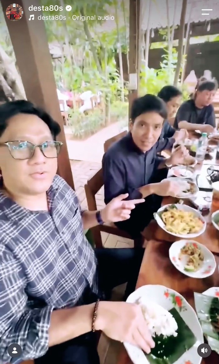 Serunya Desta Makan Sushi di Restoran hingga Kulineran bareng Teman