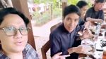 Asyiknya Desta Makan Sushi hingga Nongkrong Santai Bareng Ariel NOAH
