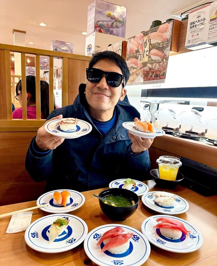 Asyiknya Desta Makan Sushi hingga Nongkrong Santai Bareng Ariel NOAH