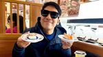 Asyiknya Desta Makan Sushi hingga Nongkrong Santai Bareng Ariel NOAH