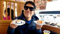Asyiknya Desta Makan Sushi hingga Nongkrong Santai Bareng Ariel NOAH
