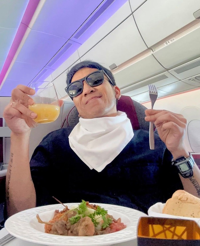 Asyiknya Desta Makan Sushi hingga Nongkrong Santai Bareng Ariel NOAH