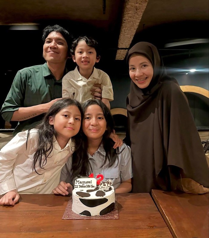 Asyiknya Desta Makan Sushi hingga Nongkrong Santai Bareng Ariel NOAH