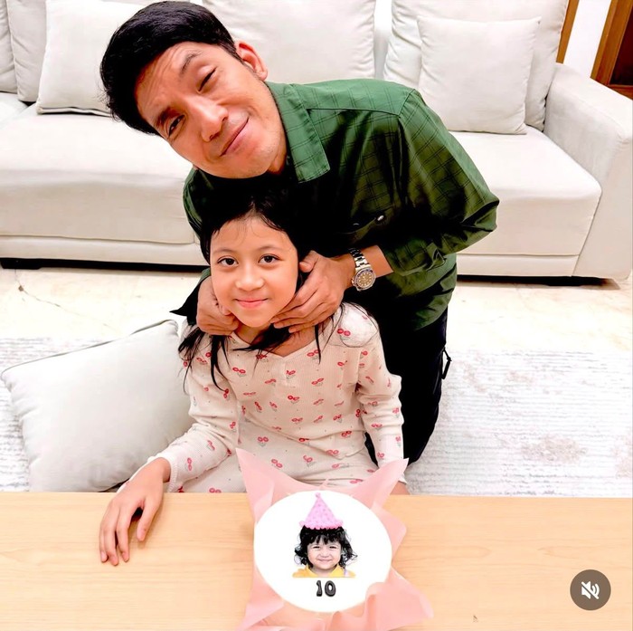 Asyiknya Desta Makan Sushi hingga Nongkrong Santai Bareng Ariel NOAH
