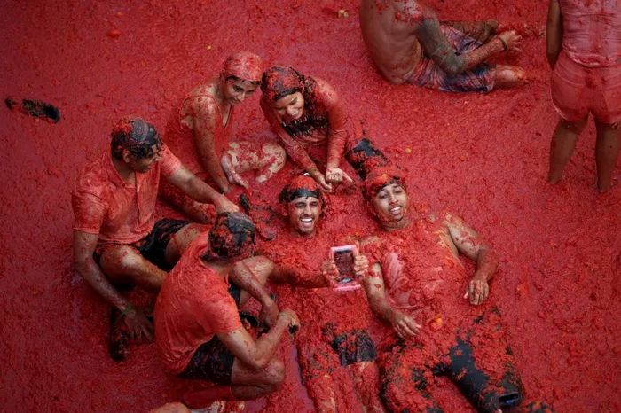 Serunya La Tomatina 2026, Ribuan Orang Perang Tomat di Jalanan Spanyol