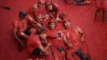 Serunya La Tomatina 2026, Ribuan Orang Perang Tomat di Jalanan Spanyol