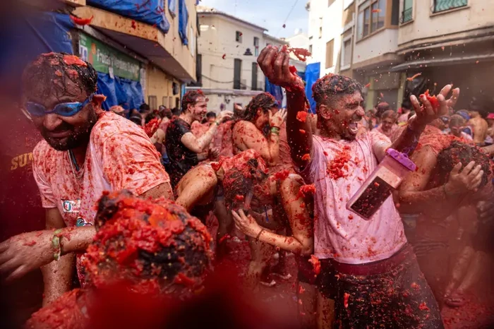 Serunya La Tomatina 2026, Ribuan Orang Perang Tomat di Jalanan Spanyol