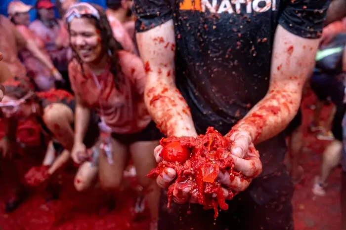 Serunya La Tomatina 2026, Ribuan Orang Perang Tomat di Jalanan Spanyol