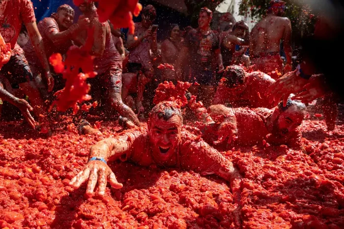 Serunya La Tomatina 2026, Ribuan Orang Perang Tomat di Jalanan Spanyol