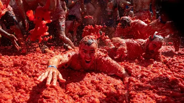 Serunya La Tomatina 2026, Ribuan Orang Perang Tomat di Jalanan Spanyol
