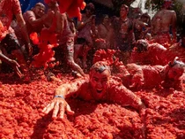 Serunya La Tomatina 2026, Ribuan Orang Perang Tomat di Jalanan Spanyol