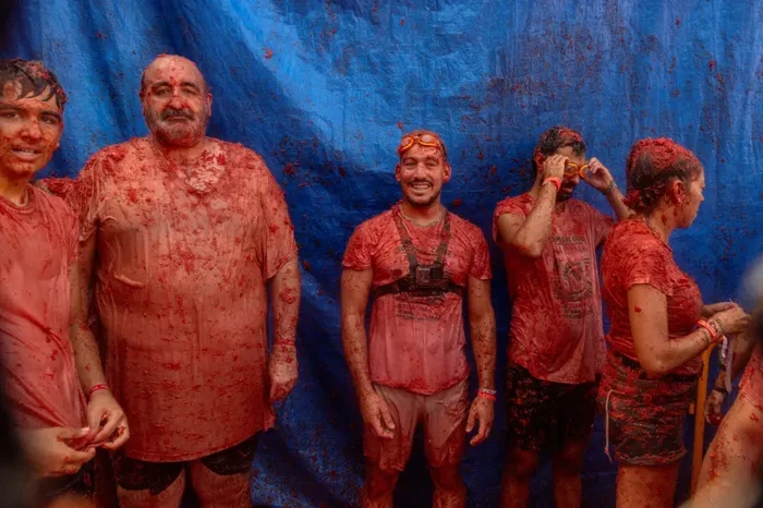Serunya La Tomatina 2026, Ribuan Orang Perang Tomat di Jalanan Spanyol