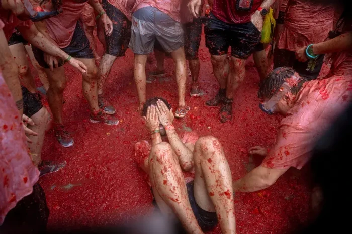 Serunya La Tomatina 2026, Ribuan Orang Perang Tomat di Jalanan Spanyol