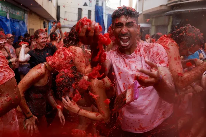 Serunya La Tomatina 2026, Ribuan Orang Perang Tomat di Jalanan Spanyol