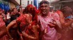 Serunya La Tomatina 2026, Ribuan Orang Perang Tomat di Jalanan Spanyol