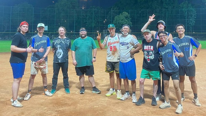 Olahraga slowpitch mulai banyak peminat di Jakarta. Personel band rock asal Amerika Serikat, The Flaming Lips, bahkan ikut turun langsung ke lapangan bersama komunitas The Panthers.