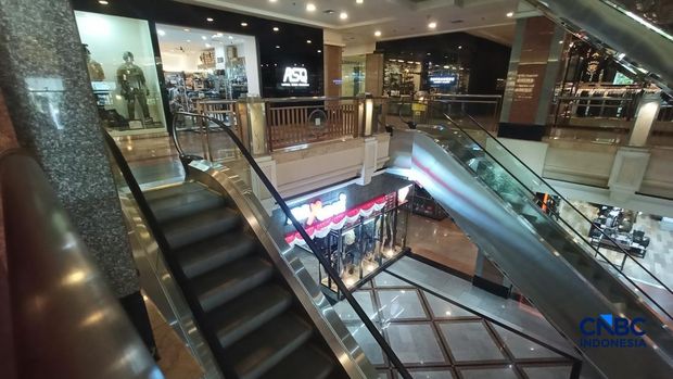 Suasana area mal STC Senayan, Jakarta tetap ada aktivitas meski di luar ialah area Senayan tengah terjadi demo besar, Kamis (27/8/26) siang. (CNBC Indonesia/Ferry Sandi)