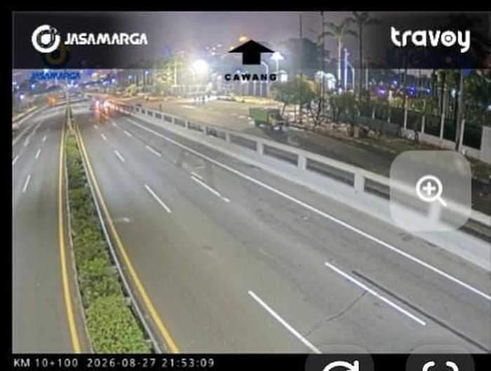 Tangkapan layar CCTV Tol Dalam Kota dari aplikasi Travoy pada Kamis (27/8/2026) pukul 21.53 WIB.