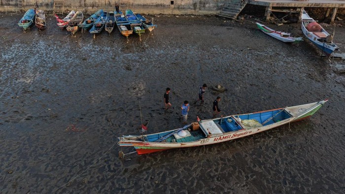 Sejumlah perahu nelayan bersandar di Teluk Kendari, Kelurahan Puday, Kendari, Sulawesi Tenggara, Rabu (26/8/2026). Teluk yang menjadi muara 13 aliran sungai di Kota Kendari tersebut mengalami penyusutan kedalaman dari 23 meter menjadi hanya 5-10 meter dalam kurun waktu 20 tahun terakhir akibat sedimentasi lumpur dan penumpukan sampah rumah tangga, sehingga menghambat akses kapal nelayan yang bergantung pada air pasang. ANTARA FOTO/Andry Denisah/kye