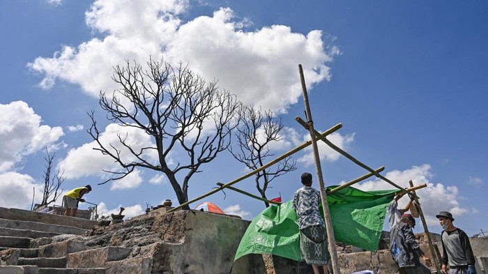 Sejumlah warga mendirikan tenda darurat dari terpal pascakebakaran di Desa Adat Sade, Rembitan, Kecamatan Pujut, Lombok Tengah, NTB, Kamis (27/8/2026). Pemprov NTB bersama Pemkab Lombok Tengah akan segera merekonstruksi Desa Adat Sade dengan konsep yang dilengkapi sarana pendukung mitigasi bencana kebakaran guna menjamin keamanan dan kenyamanan destinasi wisata. ANTARA FOTO/Ahmad Subaidi/tom.