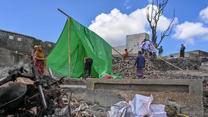 Sejumlah warga mendirikan tenda darurat dari terpal pascakebakaran di Desa Adat Sade, Rembitan, Kecamatan Pujut, Lombok Tengah, NTB, Kamis (27/8/2026). Pemprov NTB bersama Pemkab Lombok Tengah akan segera merekonstruksi Desa Adat Sade dengan konsep yang dilengkapi sarana pendukung mitigasi bencana kebakaran guna menjamin keamanan dan kenyamanan destinasi wisata. ANTARA FOTO/Ahmad Subaidi/tom.