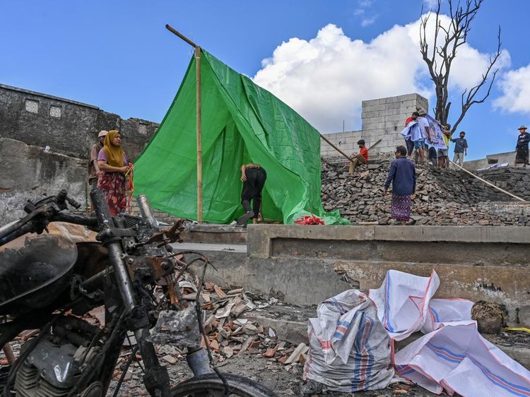 Tenda Darurat Warnai Desa Adat Sade Pascakebakaran