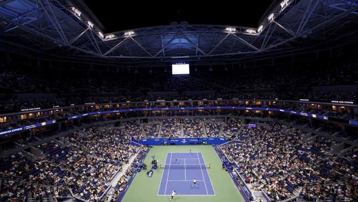Tennis - U.S. Open - Flushing Meadows, New York, United States - August 26, 2026 General view of the Arthur Ashe Stadium during the mixed doubles final match between Czech Republic's Karolina Muchova and Czech Republic's Jakub Mensik against Italy's Flavio Cobolli and Switzerland's Belinda Bencic REUTERS/Eduardo Munoz