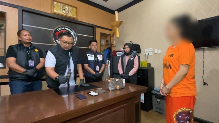 Tersangka saat diamankan Polisi (dok. Satresnarkoba Polrestabes Medan )