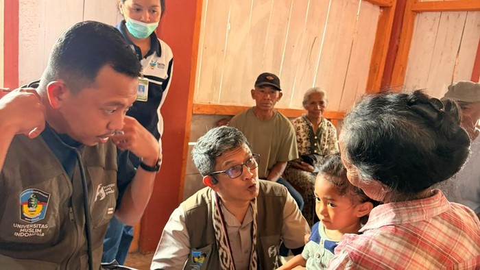 Tim Relawan Medis UMI Makassar saat menemui penyintas gempa di Kampung Nggori, Manggarai, NTT. Dokumen Istimewa