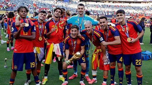EAST RUTHERFORD, UNITED STATES - JULY 19: (L-R) Lamine Yamal of Spain, Pedri of Spain, Ferran Torres of Spain, Gavi of Spain, Joan Garcia of Spain, Dani Olmo of Spain, Eric Garcia of Spain, Pau Cubarsi of Spain celebrating the world cup victory with the trophy during the  World Cup match between Spain  v Argentina  at the New York New Jersey Stadium on July 19, 2026 in East Rutherford United States (Photo by Eric Verhoeven/Soccrates/Getty Images)